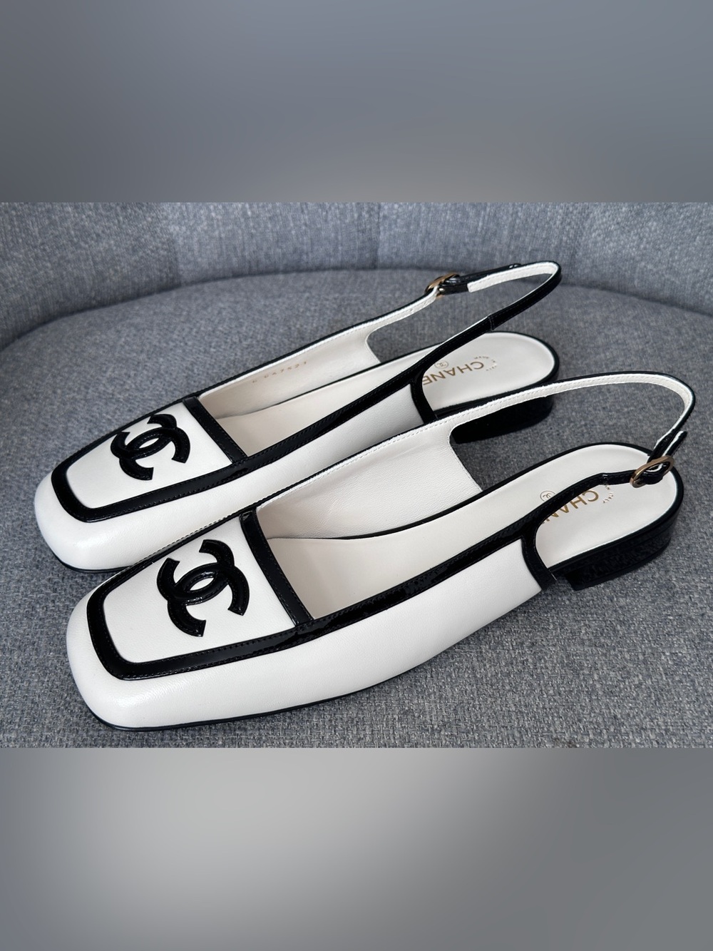 2026B CHANEL WHITE AND BLACK LEATHER SLINGBACKS SHOES with GOLD CC LOGO 38.5 - Picture 8 of 16